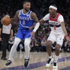 Damian Lillard (Bucks) le dribal a Coulibaly (Wizards)