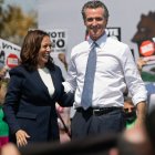 Elecciones Presidenciales 2024 | La vicepresidenta Kamala Harris, junto al gobernador de California, Gavin Newsom, durante un acto de campaña contra su destitución en el Centro de Formación de Aprendizaje Conjunto IBEW-NECA en San Leandro, California, 8 de septiembre de 2021.