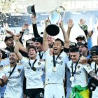 Los jugadores del LA Galaxy celebran tras ganar el partido de la final de la Copa de la Major League Soccer (MLS) entre el LA Galaxy y los NY Red Bulls en el Dignity Health Sports Park de Carson, California, el 7 de diciembre de 2024