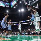 El escolta de los Memphis Grizzlies Ja Morant (12) lanza durante la segunda parte contra los Boston Celtics en el TD Garden.