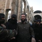 Abu Mohammed al-Jolani, líder del grupo islamista sirio Hayat Tahrir al-Sham (HTS), que encabezó una ofensiva rebelde relámpago que arrebató Damasco del control del gobierno, es recibido por simpatizantes antes de dirigirse a una multitud en la emblemática Mezquita Omeya de la capital el 8 de diciembre de 2024.