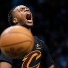 Darius Garland grita durante un encuentro de los Cavaliers contra Charlotte.