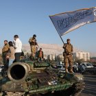 Terroristas islamistas una bandera blanca de la yihad sobre un tanque en Damasco tras derrocar al régimen de Asad