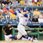 El jardinero zurdo de los Mets de Nueva York Michael Conforto batea un jonrón