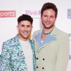 El fundador y director ejecutivo de PinkNews Benjamin Cohen y su marido Anthony James asisten a los premios PinkNews en el Royal Lancaster Hotel de Londres en 2023.