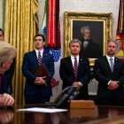 De izquierda a derecha: Nicholas Trutanich, fiscal federal del distrito de Nevada, Zachary Terwilliger, fiscal federal del distrito este de Virginia, el director Christopher Wray, de la Oficina Federal de Investigación, Matthew Albence, director en funciones del Servicio de Inmigración y Control de Aduanas del Departamento de Seguridad Nacional, a la derecha, y Michael Carvajal, director de la Oficina Federal de Prisiones, observan cómo el presidente Donald Trump se dirige a los periodistas en el Despacho Oval de la Casa Blanca tras recibir una sesión informativa de las fuerzas del orden sobre Cómo mantener seguras las comunidades estadounidenses: The Takedown of Key MS-13 Criminal Leaders en Washington DC, el 15 de julio de 2020.