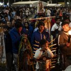 Peregrinos católicos asisten a misa tras llegar para participar en la conmemoración del día de la Virgen en la Basílica de Guadalupe, en la Ciudad de México, el 10 de diciembre de 2024.