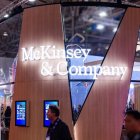 El logotipo de McKinsey & Company durante el primer día del Mobile World Congress 2023 (MWC) en la Fira de Barcelona (España).