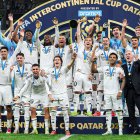 El Real Madrid posa con el galardón después de ganar su cuarta Copa Intercontinental de clubes en Doha