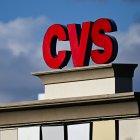 El logotipo de la farmacia CVS aparece en un cartel sobre una tienda de CVS Health Corp