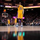 El alero de Los Ángeles Lakers LeBron James (23) hace un gesto con el pulgar hacia el banquillo del equipo durante un intento de tiro libre contra los Sacramento Kings en el último cuarto en el Golden 1 Center.