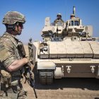 Soldado estadounidense frente a un IFV Bradley en Siria