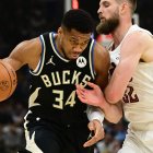 Giannis Antetokounmpo (34) conduce hacia la canasta contra Cleveland Cavaliers