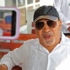 El mandatario surinamés Desi Bouterse con una gorro y camisa blanca