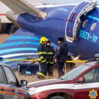 Trabajadores de emergencias en el lugar del siniestro del vuelo 8432