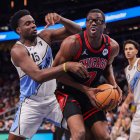 Clint Capela, pívot de los Atlanta Hawks, defiende a Jalen Smith, de los Chicago Bulls