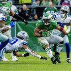 El corredor de los Philadelphia Eagles Saquon Barkley (26) corre el balón durante el partido de fútbol americano de la NFL entre los Dallas Cowboys y los Philadelphia Eagles en el Lincoln Financial Field de Filadelfia, Pensilvania, el 29 de diciembre de 2024.