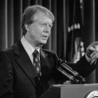 El presidente de los Estados Unidos, Jimmy Carter, da una rueda de prensa televisada a todo el país desde un auditorio en el Edificio de Oficinas Ejecutivas en el campus de la Casa Blanca en Washington, DC, el 30 de enero de 1978.