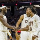 El escolta de los Cleveland Cavaliers Darius Garland (10) y sus compañeros Jarrett Allen (31) y Caris LeVert (3) reaccionan después de que se pitara una falta contra los Golden State Warriors.