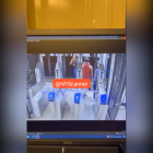 Momento donde un hombre empuja a un pasajero a las vías del metro en Nueva York