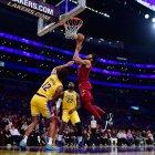 El pívot de los Cleveland Cavaliers Jarrett Allen (31) lanza contra el escolta de Los Angeles Lakers Max Christie (12) durante la segunda mitad en el Crypto.com Arena.