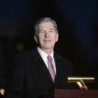 Roy Cooper, todavía como gobernador de Carolina del Norte.