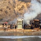 Vista aérea desde helicóptero muestra casas quemadas por el incendio de Palisades en Malibú, California