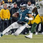 El quarterback de los Philadelphia Eagles Jalen Hurts se desliza tras una carrera