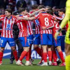 Jugadores del Atlético de Madrid (de izda a dcha) Julián Álvarez, Javi Galán, Pablo Barrios, Nahuel Molina celebran un gol durante el partido de fútbol de La Liga EA Sports 2024/25 entre el Atlético de Madrid y el CA Osasuna en el Estadio Riad Air Metropolitano.