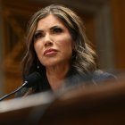 Kristi Noem testifica en el Senado sobre su nominación como secretaria de Seguridad Nacional