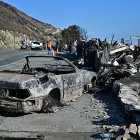 Restos de un vehículo calcinado en la Pacific Highway