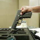 Una pistola siendo guardada