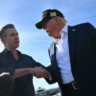 El presidente de EEUU, Donald Trump, estrecha la mano del gobernador de California, Gavin Newsom.