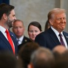 El vicepresidente electo de EE.UU. JD Vance (izq.) y el presidente electo de EE.UU. Donald Trump el 20 de enero de 2025 (Foto de Ricky Carioti / POOL / AFP).