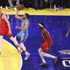 El escolta de los Golden State Warriors Stephen Curry lanza entre el pívot de los Denver Nuggets Nikola Jokic, izquierda, y el alero de los Indiana Pacers Pascal Siakam durante el All-Star de la NBA.