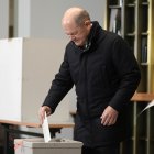 El canciller saliente Olaf Scholz (SPD) vota