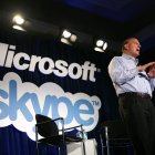 El director ejecutivo de Microsoft, Steve Ballmer, habla durante un anuncio el 10 de mayo de 2011 en San Francisco, California. Microsoft va a comprar la empresa de servicios telefónicos por Internet Skype por 8.500 millones de dólares. El 28 de febrero de 2025, Microsoft dijo que retiraba Skype, el pionero de las llamadas de voz y vídeo en línea que el titán tecnológico compró en 2011. "A partir de mayo de 2025, Skype dejará de estar disponible", rezaba un mensaje del soporte de Skype en X, en el que se dirigía a los usuarios a iniciar sesión en la plataforma Teams de Microsoft para seguir utilizando sus servicios.