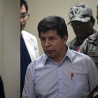El ex presidente de Perú (2021-2022) Pedro Castillo gesticula a su llegada a la audiencia de apertura del juicio oral contra él y tres ex ministros de su gobierno, en la sala de audiencias de la Dirección de Operaciones Especiales de la Policía Nacional (DINOES), en Lima, el 4 de marzo de 2025. El juicio contra el ex presidente de Perú Pedro Castillo por su fallido intento de disolver el Congreso en 2022, comenzó hoy en un caso para el que la fiscalía pide una pena de hasta 34 años y que desató una grave crisis con decenas de muertos