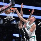 Porzingis realiza un mate ante los Nets