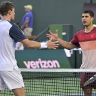 Jack Draper (GBR) estrecha la mano de Carlos Alcaraz (ESP) después de ganar su partido de semifinales en el BNP Paribas Open en el Indian Well Tennis Garden.