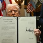 Donald Trump después de firmar un indulto para el empresario Devon Archer