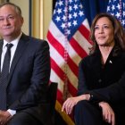 Doug Emhoff (d), esposo de Kamala Harris (i)