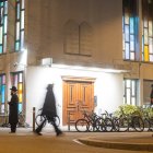 Policías custodian una sinagoga en Ginebra, Suiza, después de que un judío fuera apuñalado a principios de marzo