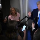 Trump responde preguntas a la prensa en el Air Force One, lugar donde AP no tiene acceso