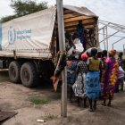 Mujeres descargan sacos de un camión del Programa Mundial de Alimentos (PMA)