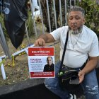 Un hombre sostiene una foto de un familiar desaparecido en la discoteca Jet Set tras el derrumbe de su techo en Santo Domingo.