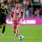 El delantero argentino #10 del Inter de Miami, Lionel Messi, controla el balón