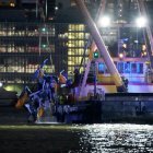 Los restos de un helicóptero son retirados del agua tras estrellarse en el río Hudson