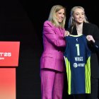 Cathy Engelbert, con Paige Bueckers