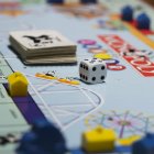 Una familia se divierte jugando Monopoly.
